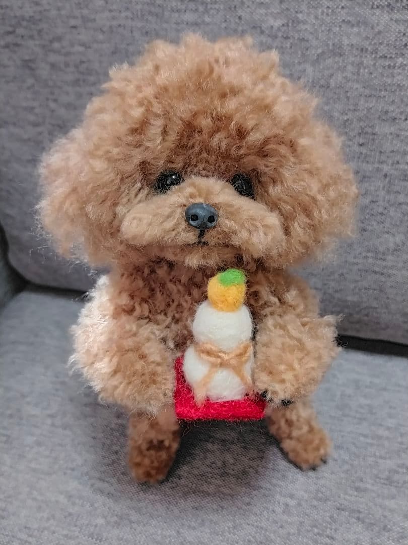 送料込み。トイプードルレッドちゃん。ちょうだいポーズ。鏡餅。