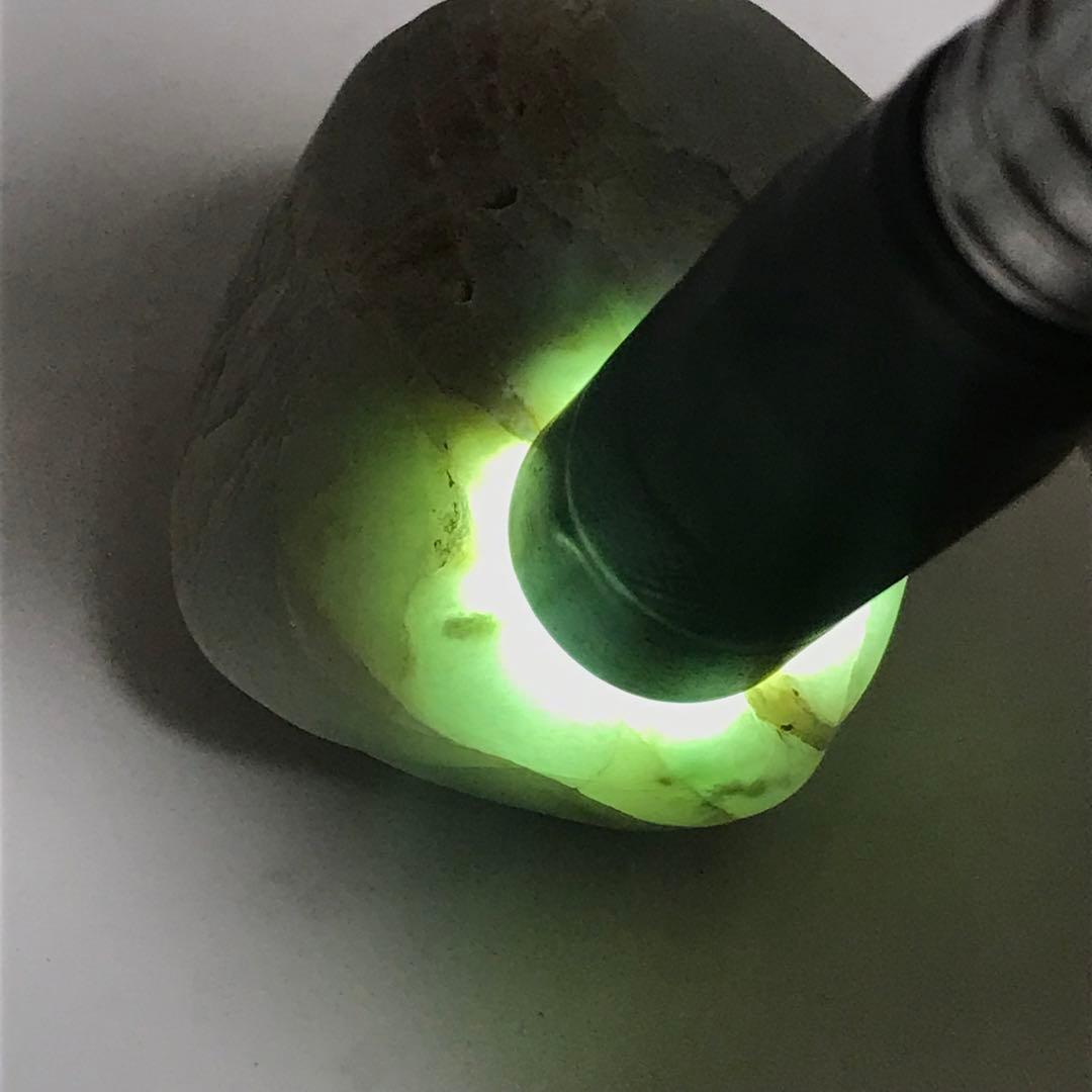 糸魚川翡翠 白地に緑 海石 97g