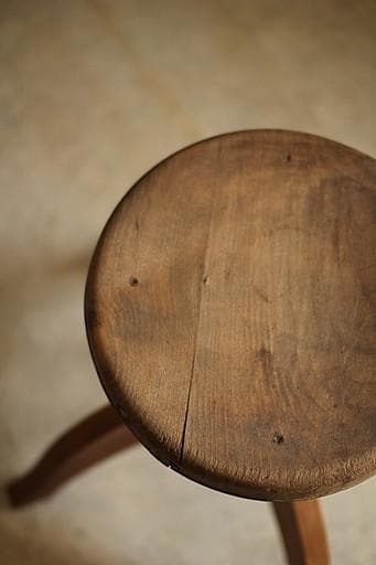 古い木製の回転丸椅子