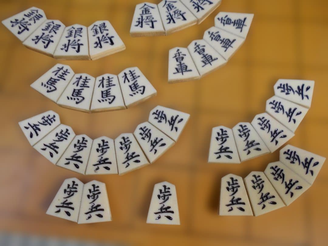 将棋盤脚付き5寸／本榧／板目／盤カバー付き／駒台／※難有