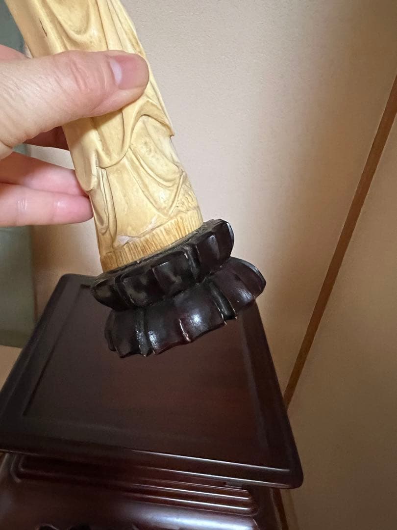 観音像 黒色台座付き 美術品・アンティーク・コレクション