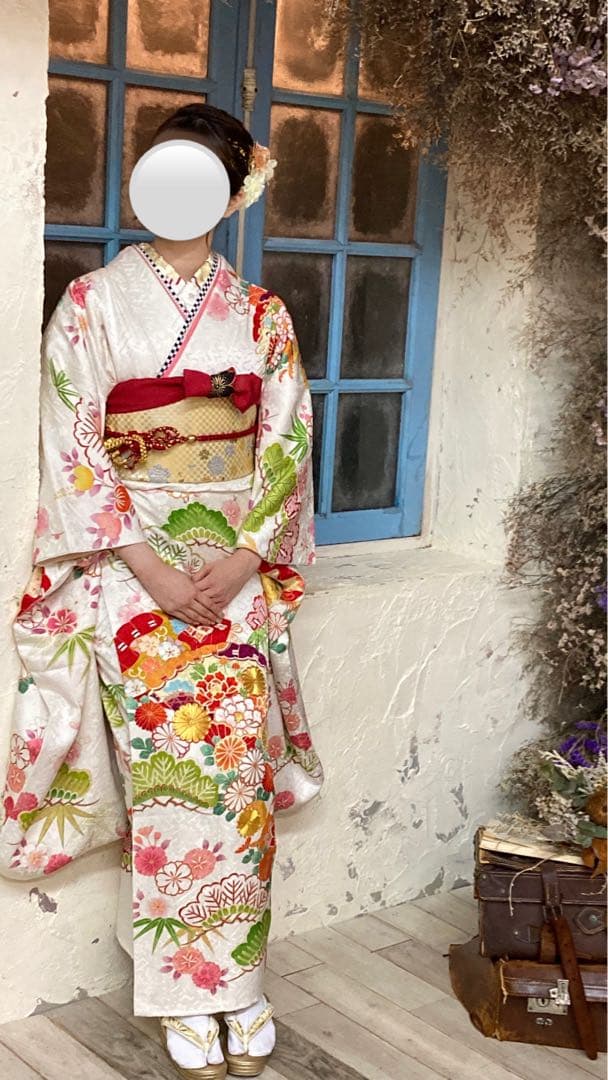 華やかな花柄振袖・金色の帯付き