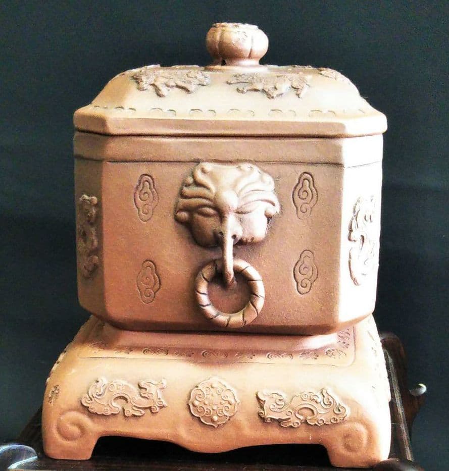 中国古美術/朱泥紫砂獣雙耳鐶龍紋四方罐(款:景南) - メルカリ