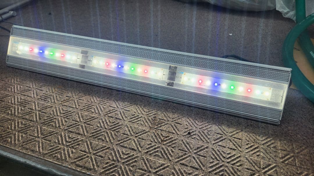 Aqullo LEDトライアングル グロウライト 60cm RGB