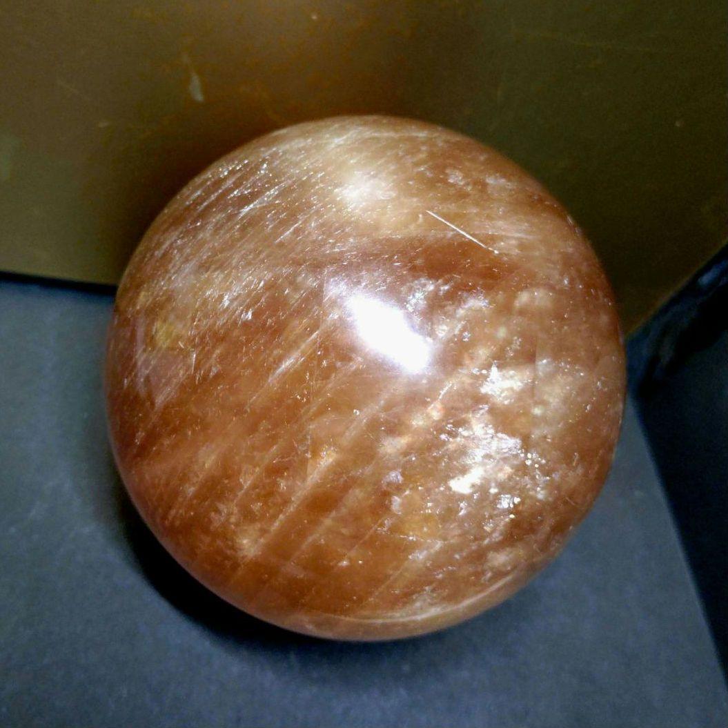 ☆キラキラ☆虹入りゴールデンカルサイト 丸玉 スフィア 1.7Kg 木製