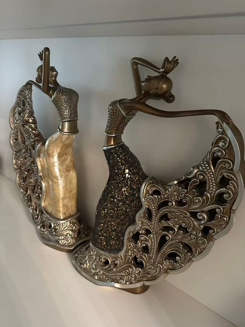 アートデコ風女性像の金属彫刻 アートデコ風女性像の金属彫刻 - メルカリ