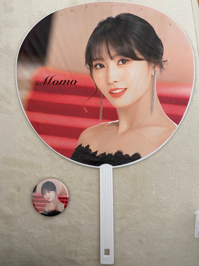 TWICEモモのうちわと缶バッジ - メルカリ