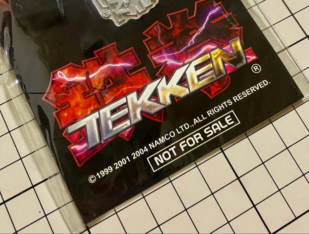 非売品・極少】山佐 パチスロ 鉄拳 メタルロゴストラップ 台紙付き 2004年