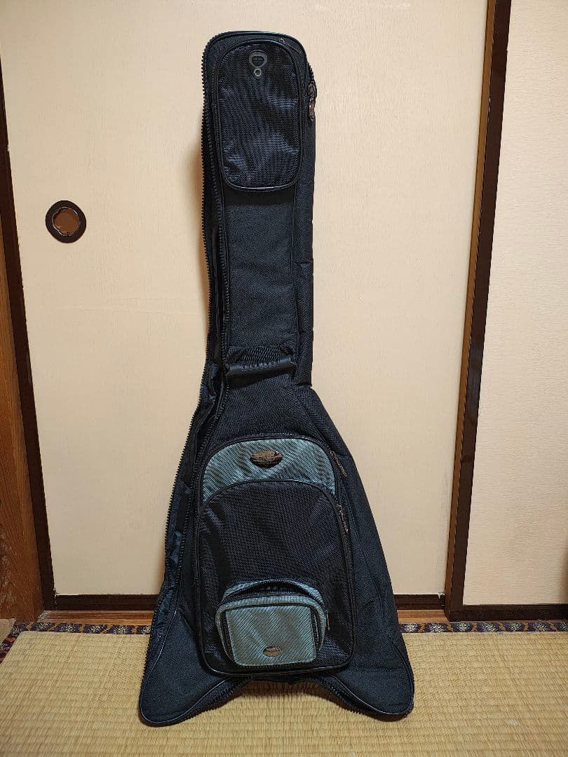 ジャパンビンテージ　フライングVエレキギター ベージュ　 ギターケース付