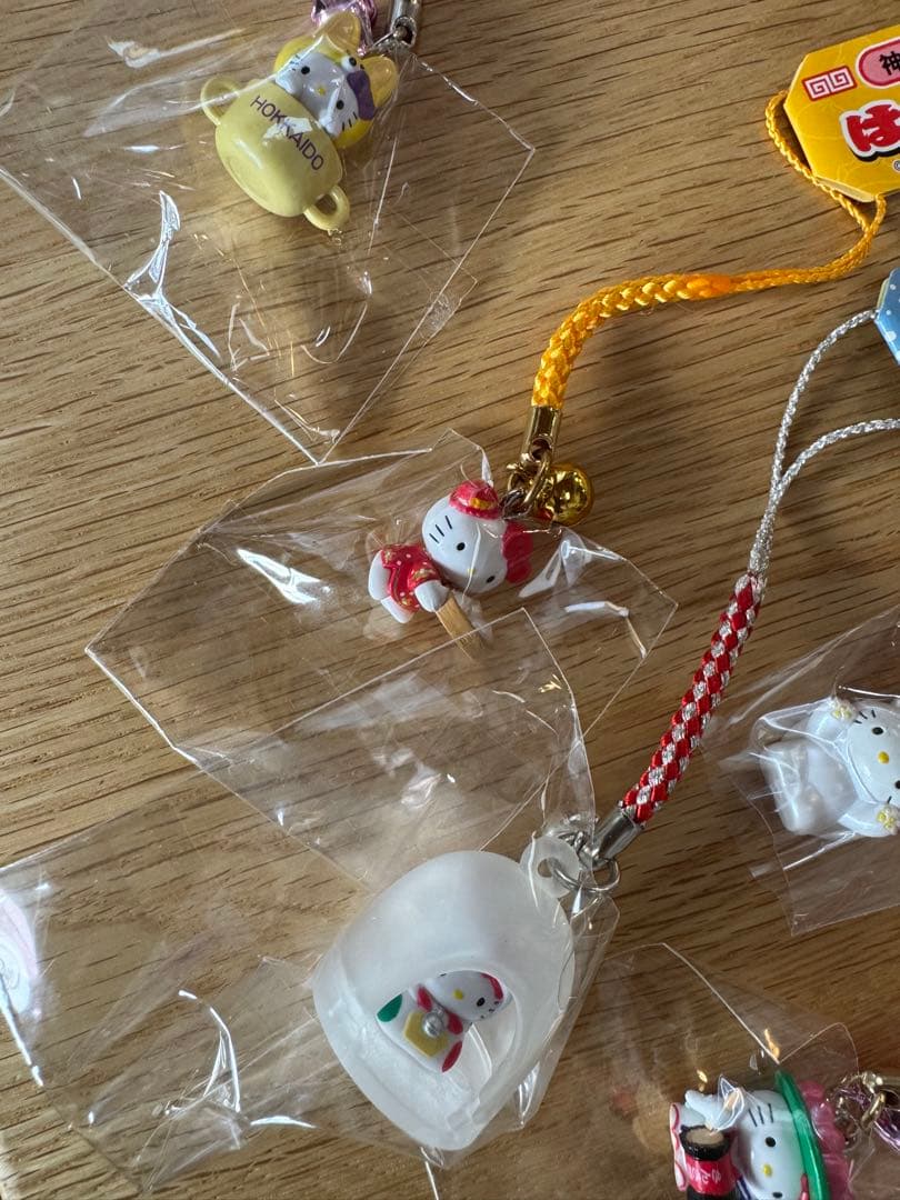 チ*王様 ハローキティ フィギュアストラップ 232➕4 地域限定多数　おまけつ