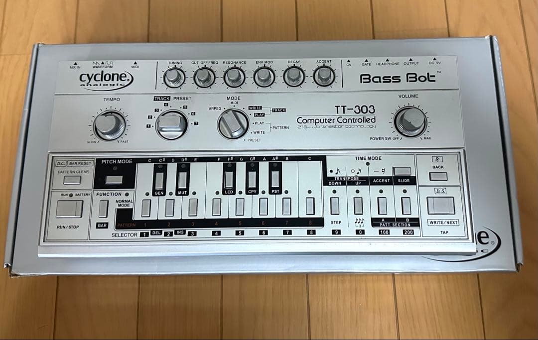 Cyclone Bass-Bot TT-303 V1 TB-303