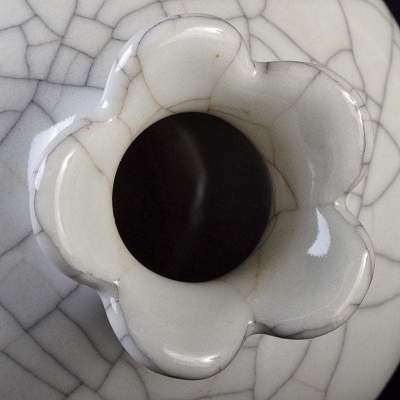 中国 大清乾隆年製款 哥窯 白磁 金糸鉄線 氷裂文 花口瓶 M 8020E