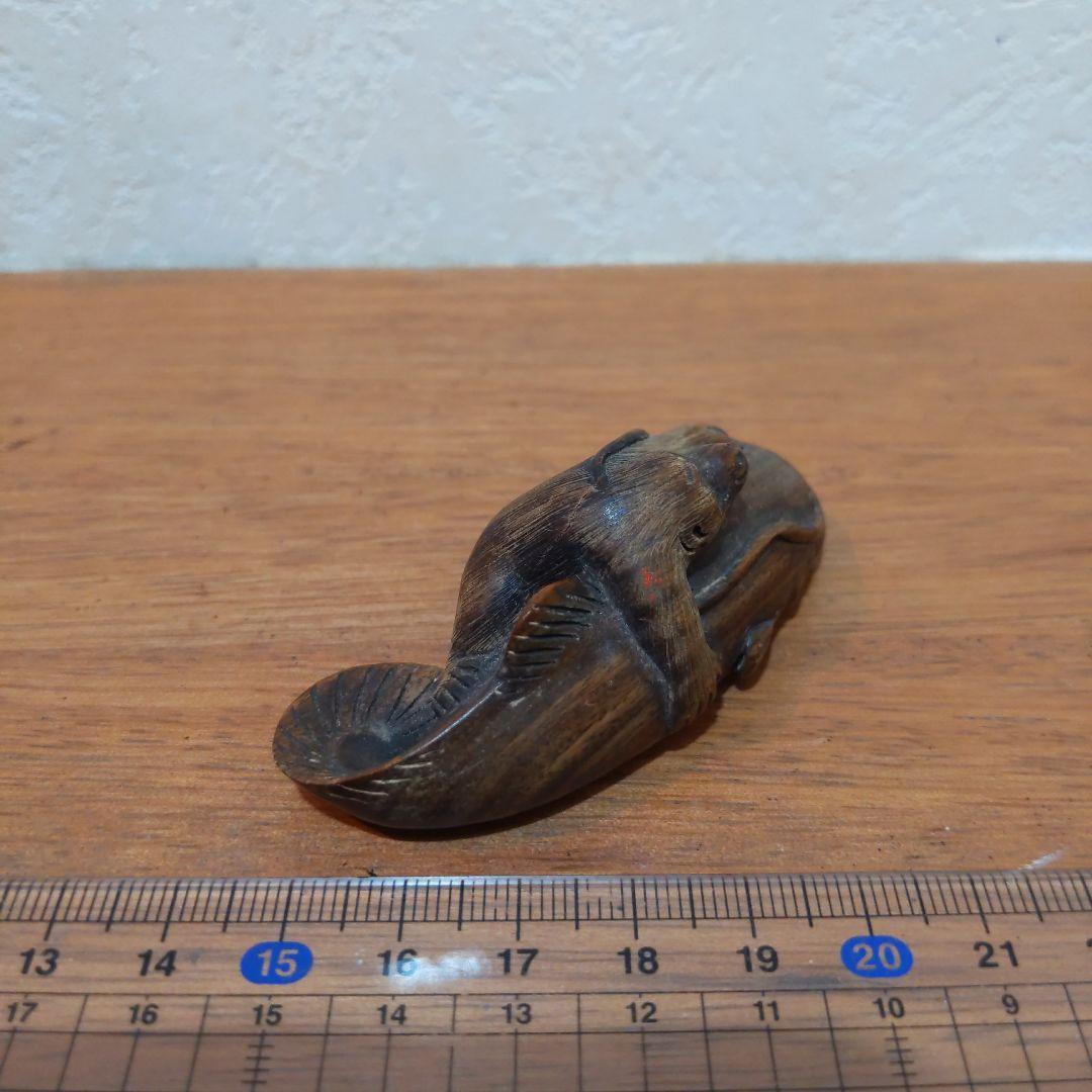 時代提物 縁起物根付 木彫 在銘【大鯰を押さえつける猿】長約7.2