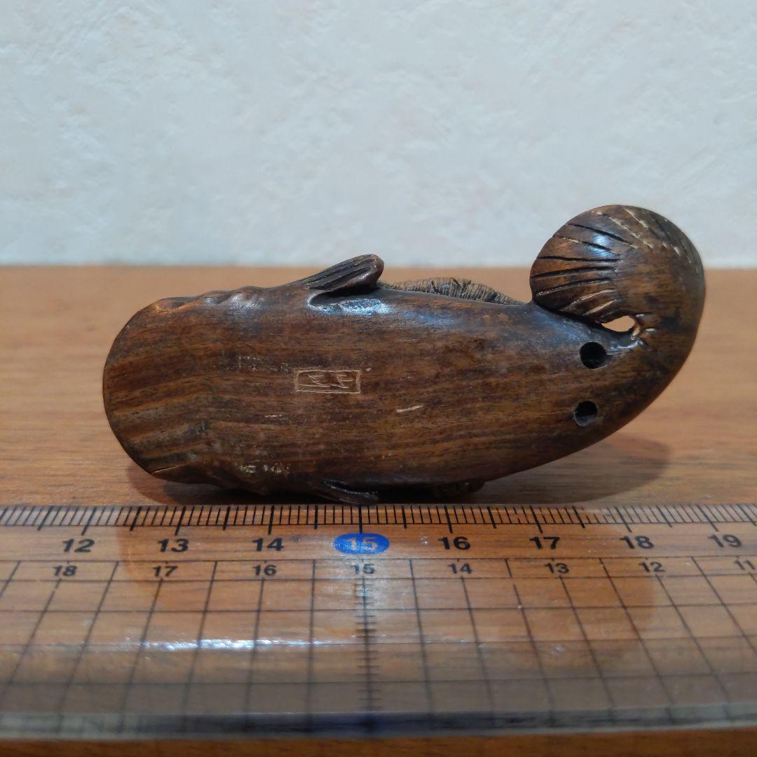 時代提物 縁起物根付 木彫 在銘【大鯰を押さえつける猿】長約7.2