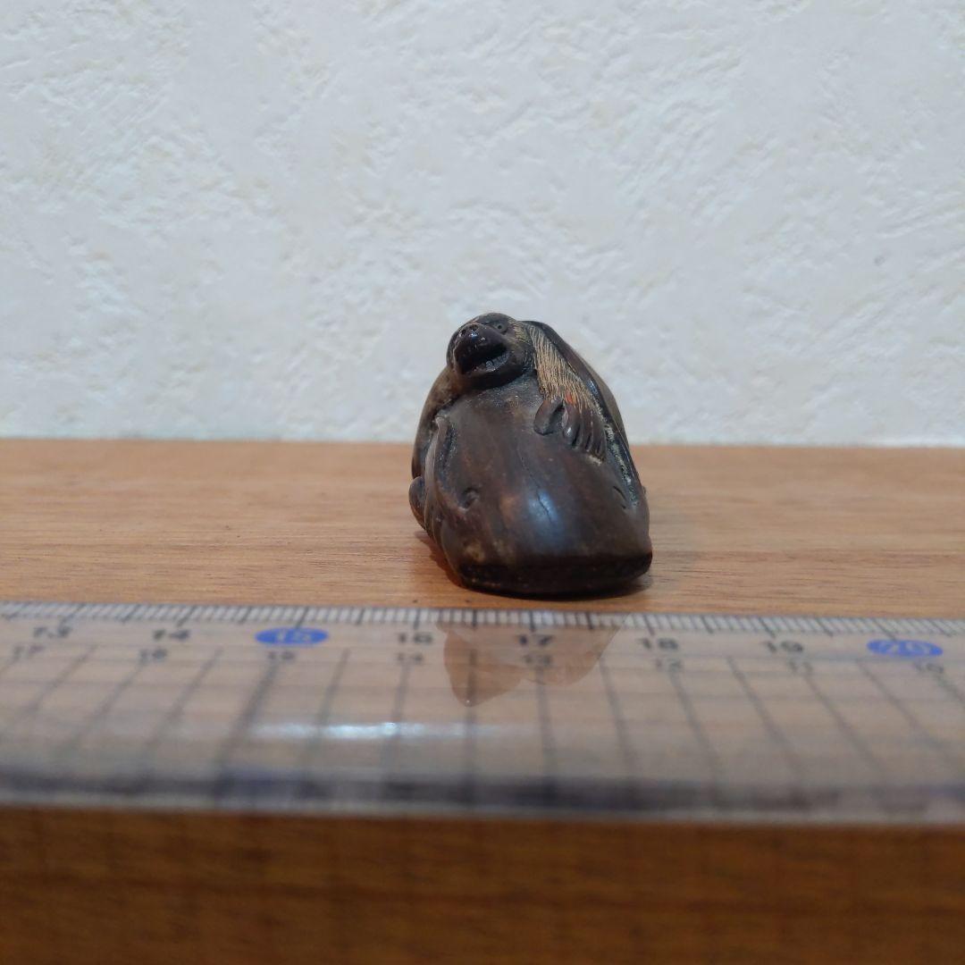 時代提物 縁起物根付 木彫 在銘【大鯰を押さえつける猿】長約7.2
