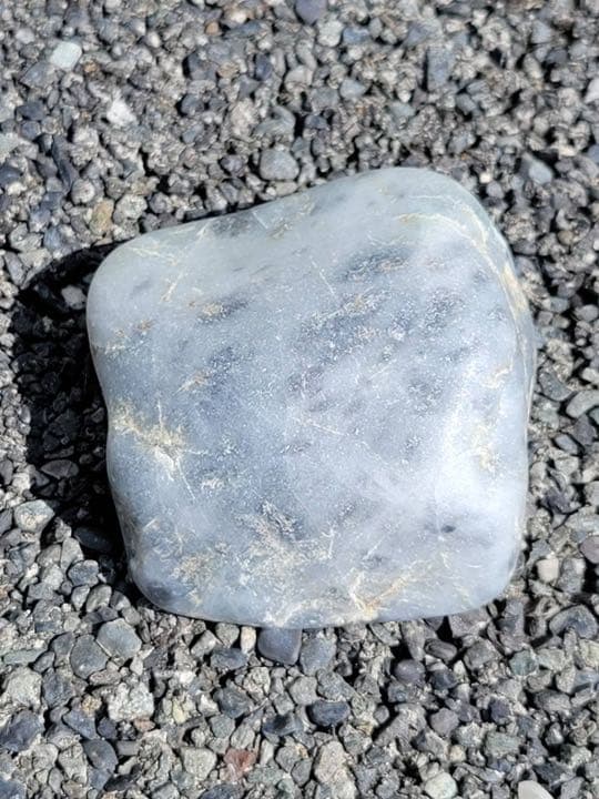 210g。親不知 歌 糸魚川 翡翠 原石 黒白翡翠 海石