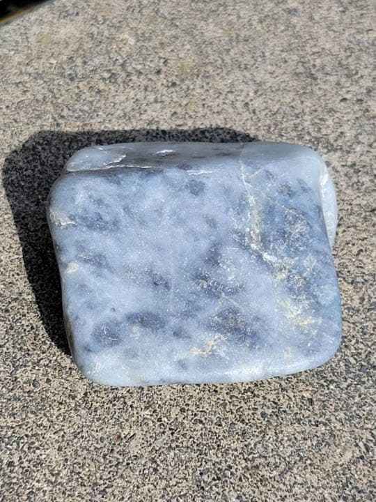 210g。親不知 歌 糸魚川 翡翠 原石 黒白翡翠 海石