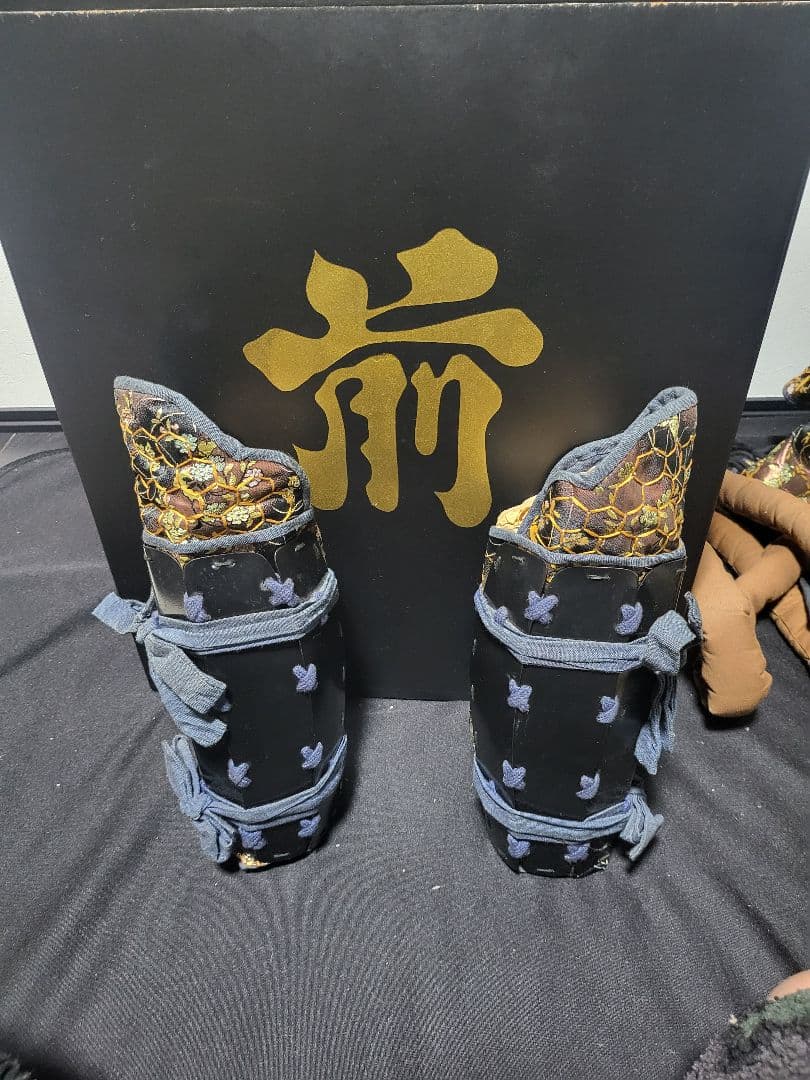 伝統的な金色と黒の等身大日本甲冑（鎧立て無し）