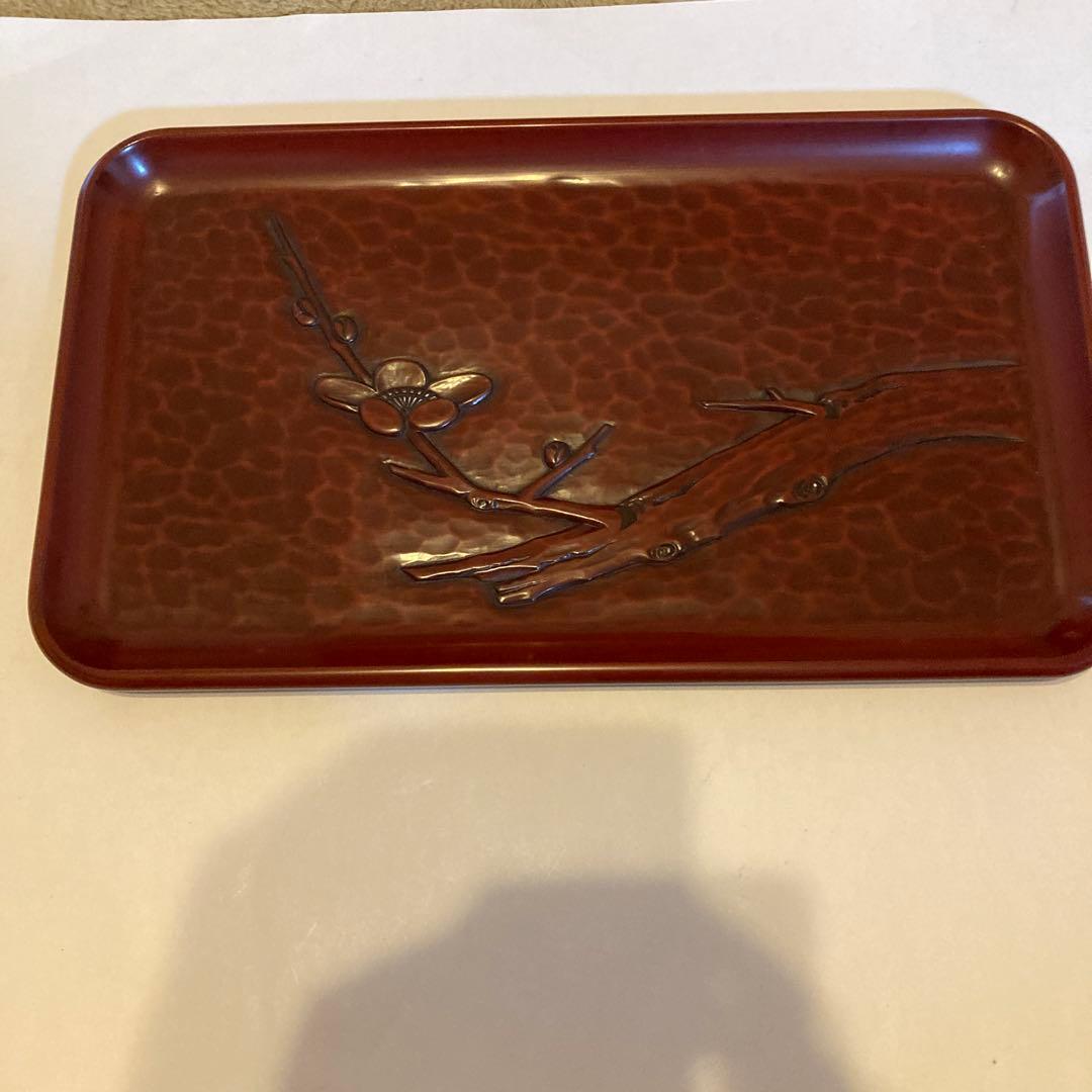博古堂　鎌倉彫　赤い漆器の盆 梅枝の彫刻