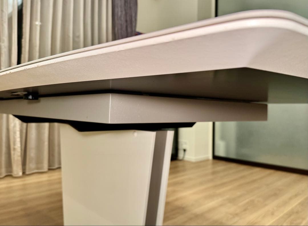 BoConcept ダイニングテーブルとチェア4脚のセット（送料込み）