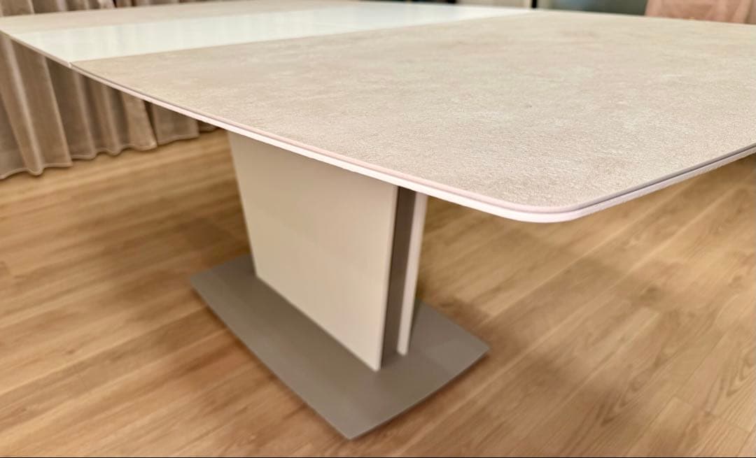 BoConcept ダイニングテーブルとチェア4脚のセット（送料込み）