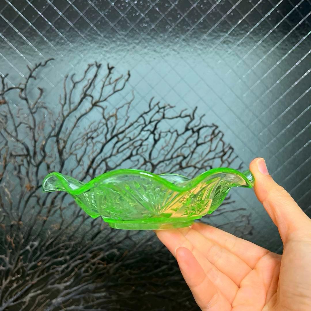 骨董 時代ガラス フリル 切子調プレス ライムグリーン 氷皿 ウラン 1客②