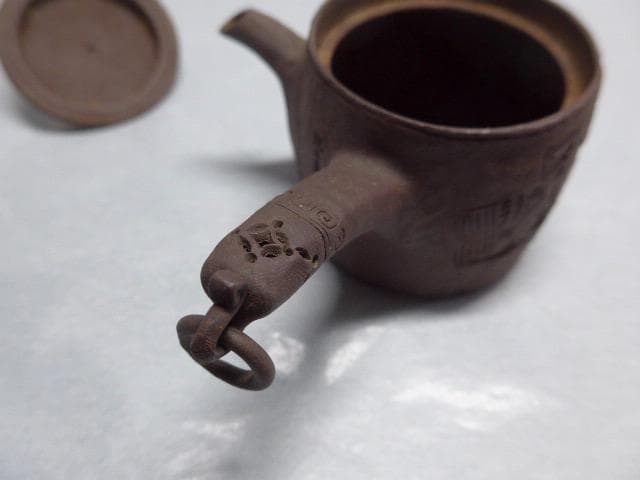 完成度の高い遊環回摘の時代のある復興萬古焼の急須です。千秋不易ほか落款あり