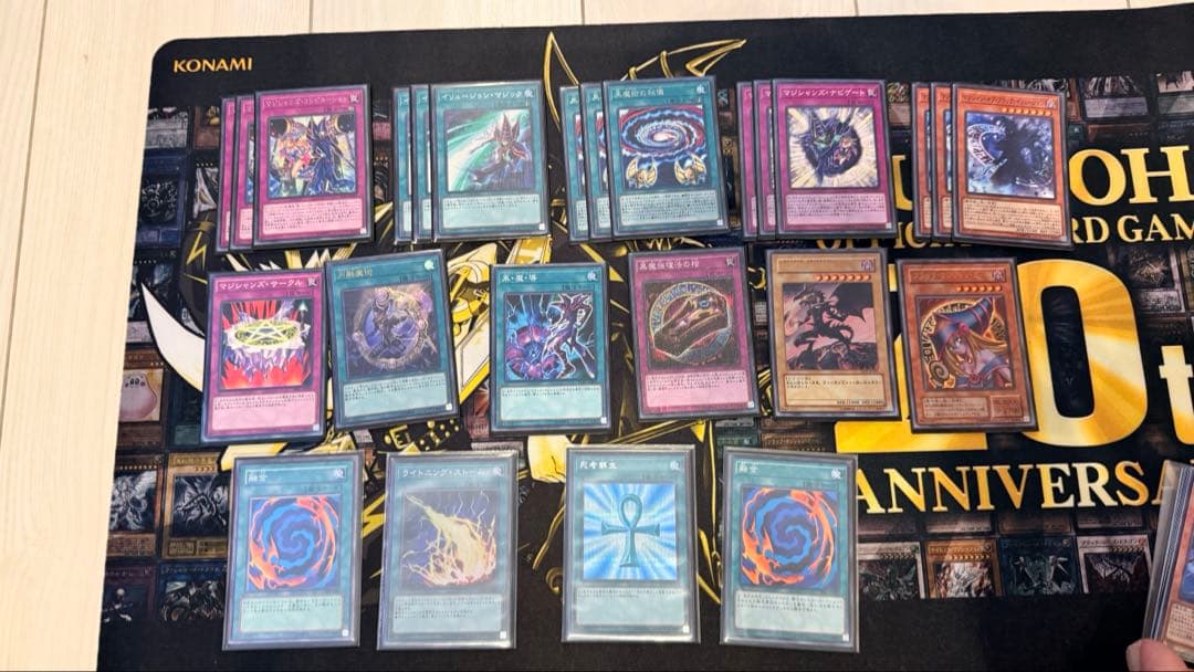 遊戯王引退品 ブルーアイズデッキ、ブラックマジシャンデッキ等