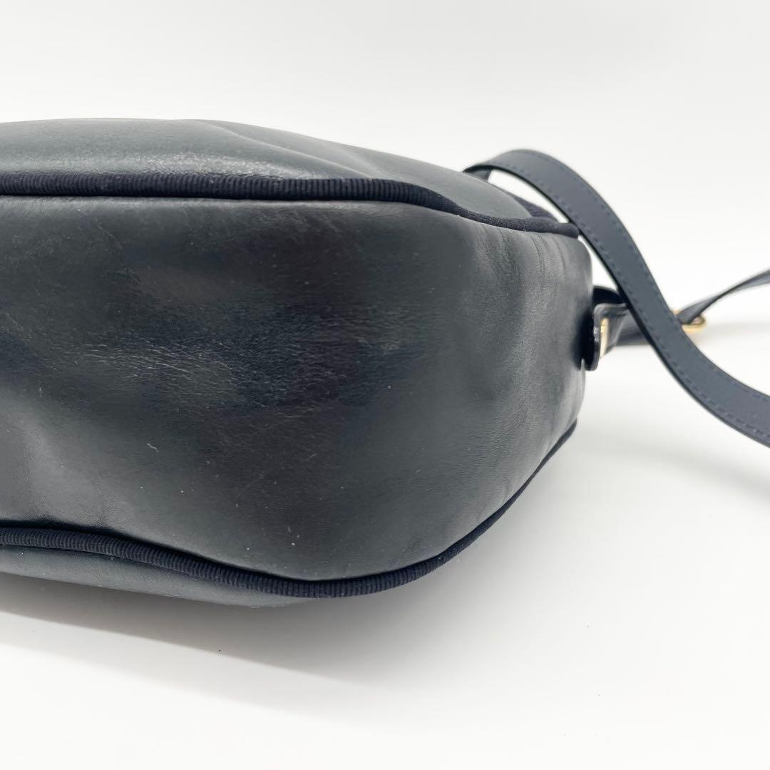 サルバトーレフェラガモ　ヴァラリボン　ショルダーバッグ　レザー　ネイビー