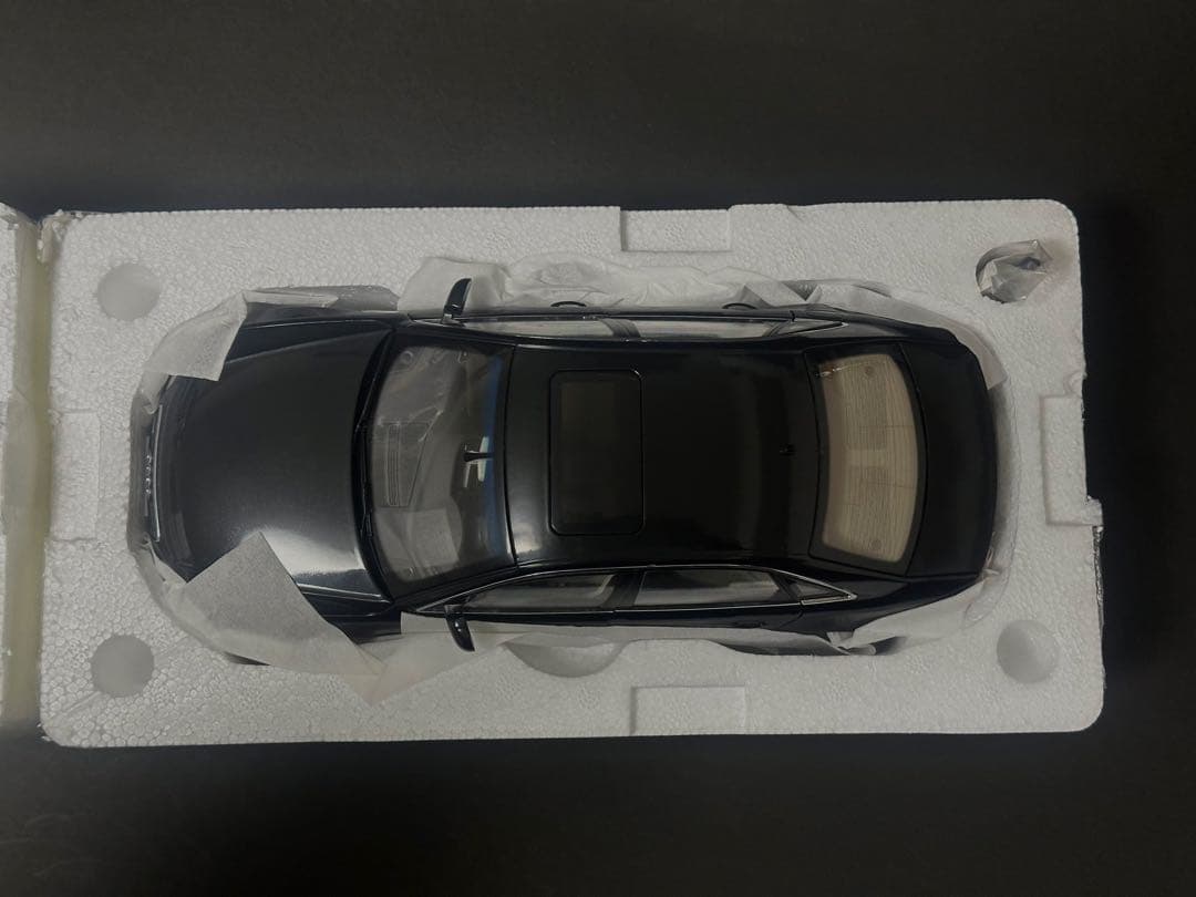 Audi A4 ミニカー 黒 1/18スケール