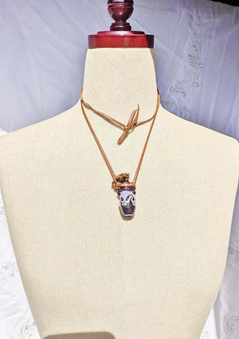 吉田正子トンボ玉（貳拾漆） 「瓶型」皮ひもネックレス ガラス玉に込め