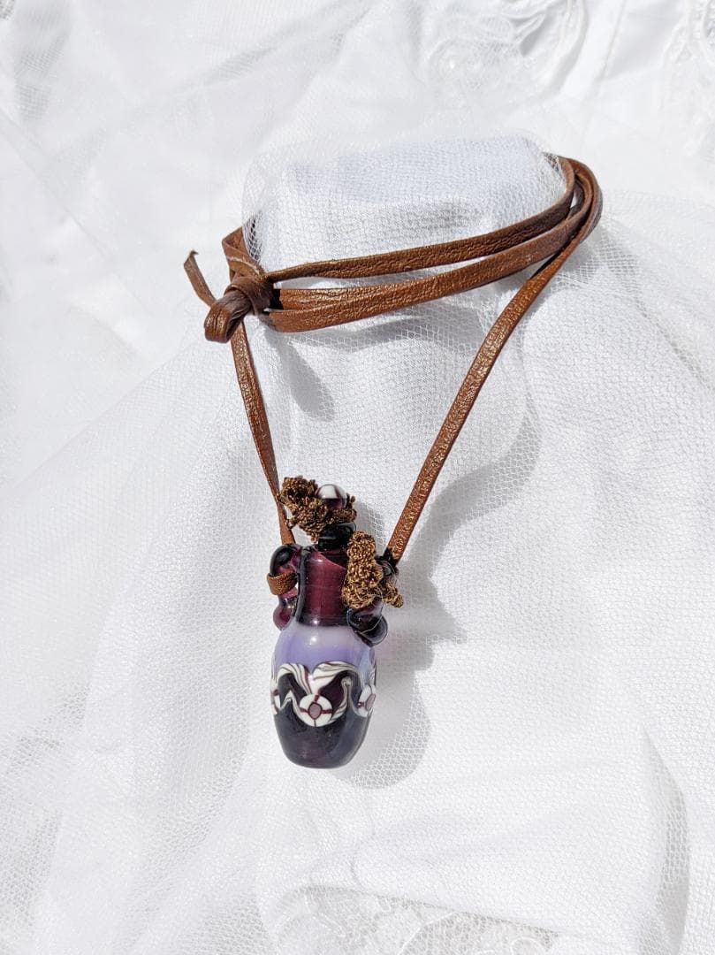 吉田正子トンボ玉（貳拾漆） 「瓶型」皮ひもネックレス ガラス玉に込め