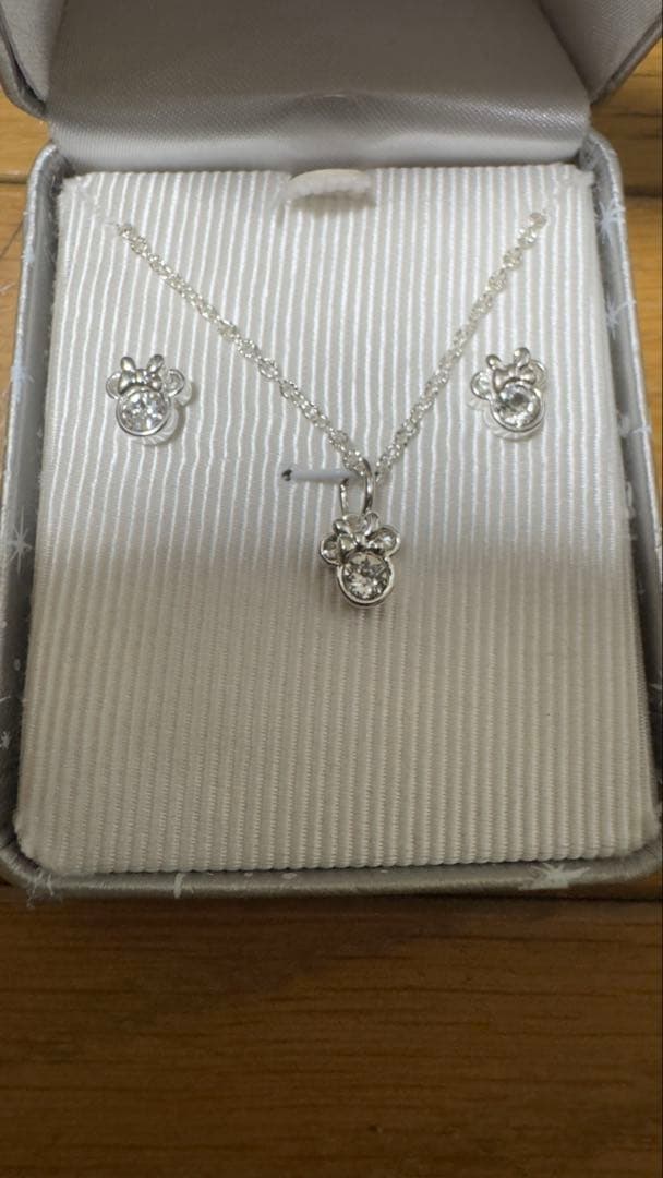 ミニーのネックレスとピアスセット