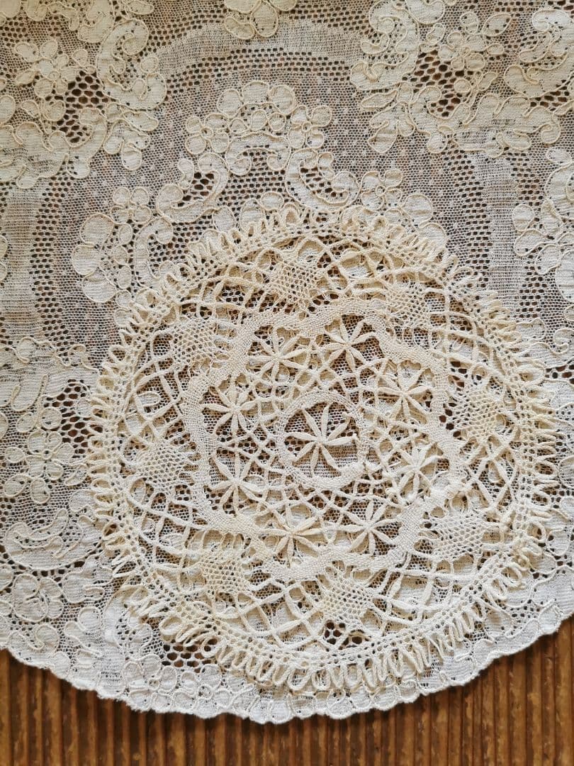 アンティーク ベルギーブルージュ ごく細い糸の線状の花 繊細なボビン