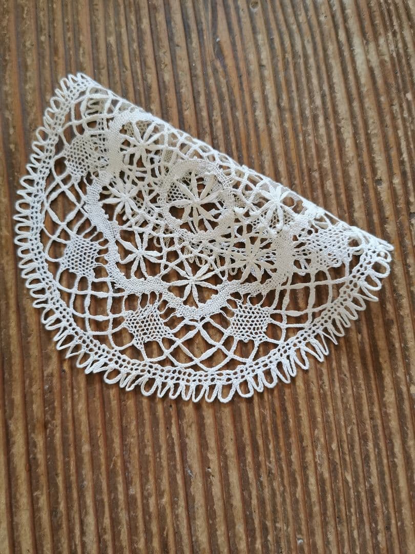 アンティーク ベルギーブルージュ ごく細い糸の線状の花 繊細なボビン