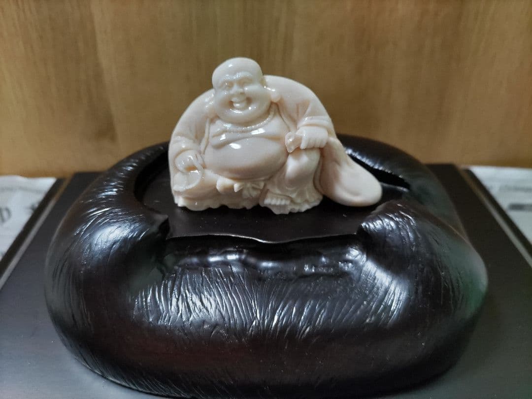 送料込 天然サンゴ 宝石白珊瑚 布袋尊 鑑別保証書 洪順利 作品証明書付