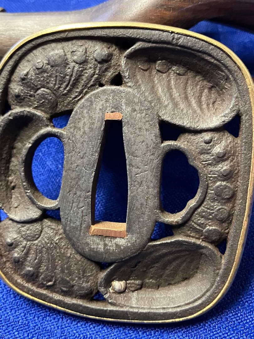 鍔　越前住記内作の銘　日本刀　時代物　貝　覆輪