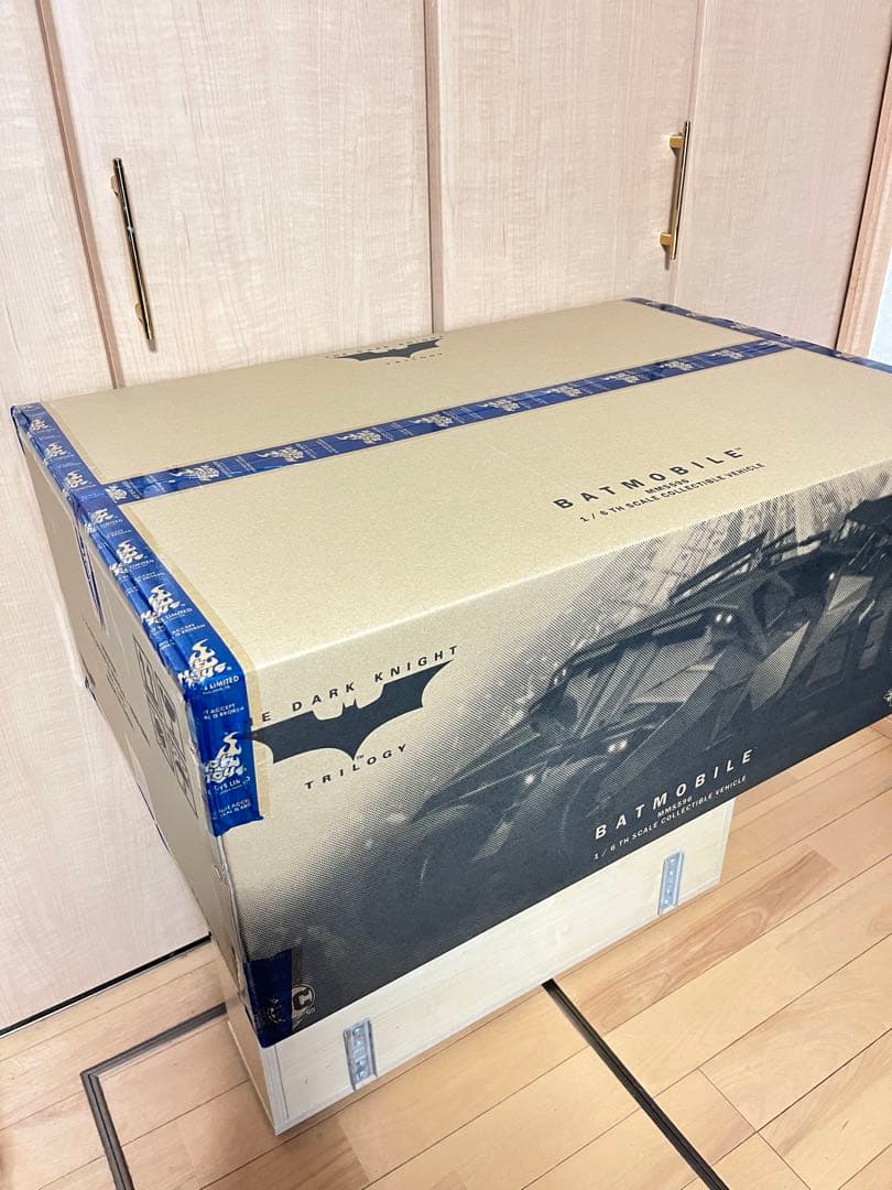 商品未開封　『バットマンビギンズ』バットモービルMMS596