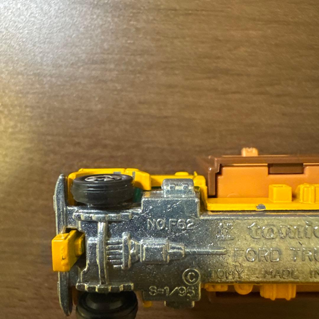 タータンです　トミカ フォードキャトルトラック 107 赤箱 日本製