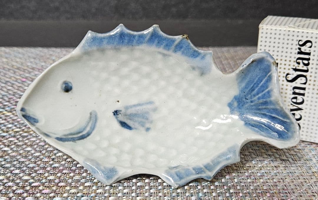 【珍品❗️】江戸時代中期　古伊万里　染付　魚形　陽刻浮彫　小皿　豆皿　変形皿