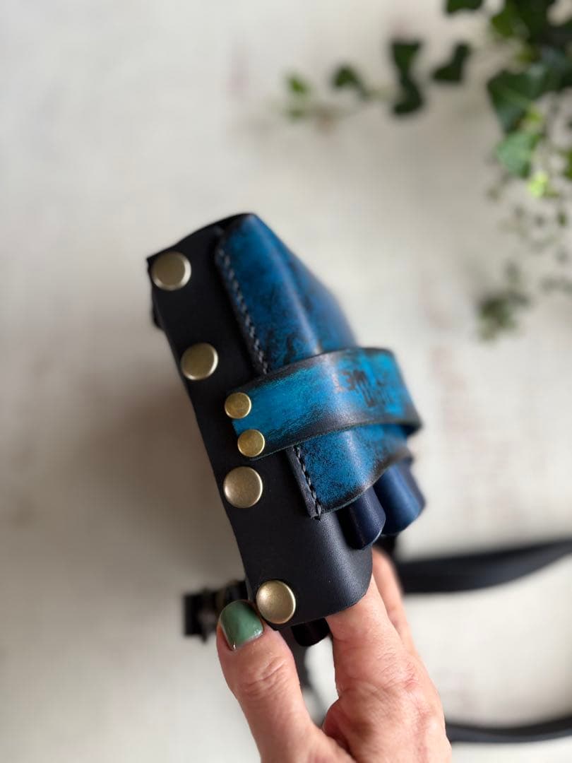 ヌメ革ブラック、手染めブルーの遊び心もりもり大容量シザーケース