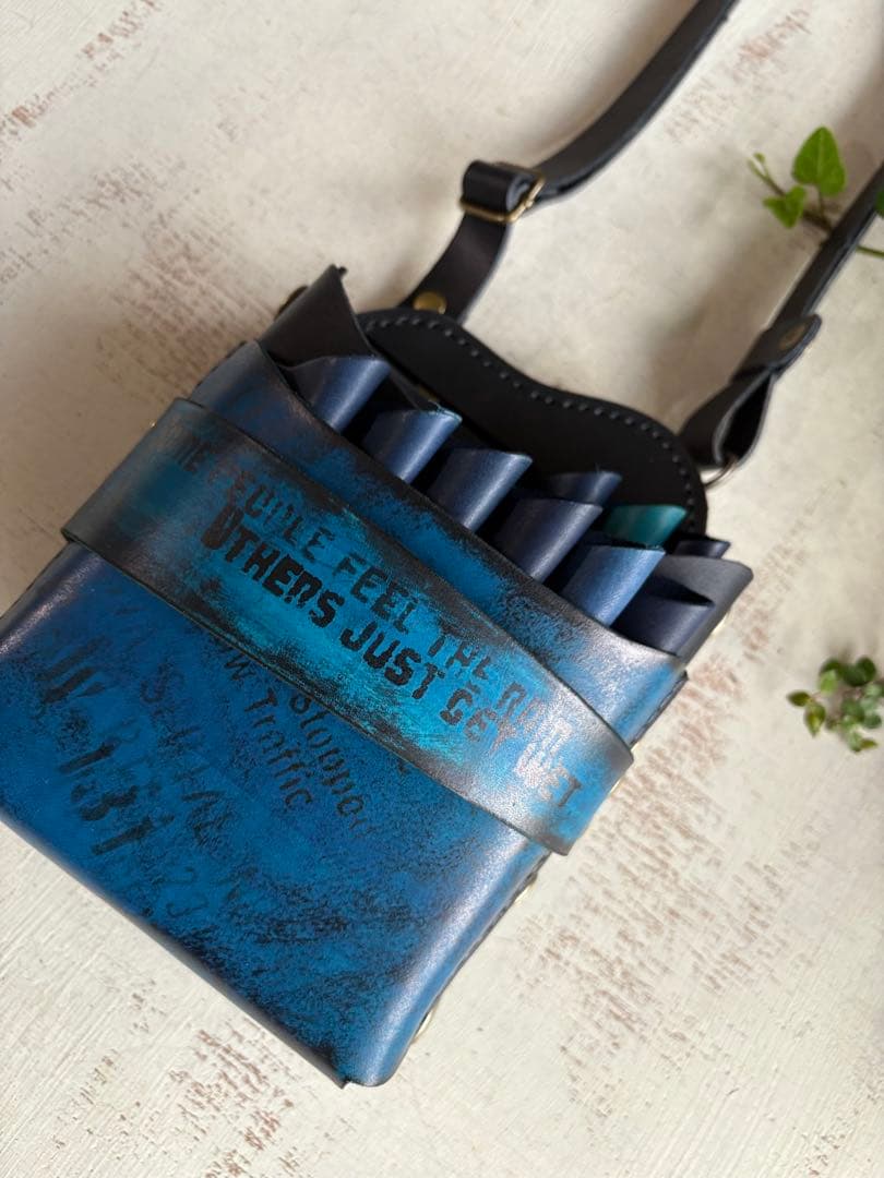 ヌメ革ブラック、手染めブルーの遊び心もりもり大容量シザーケース