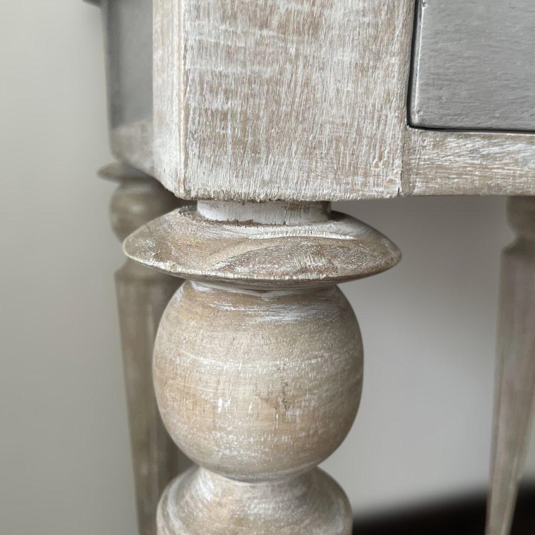 フレンチシックなサイドテーブル