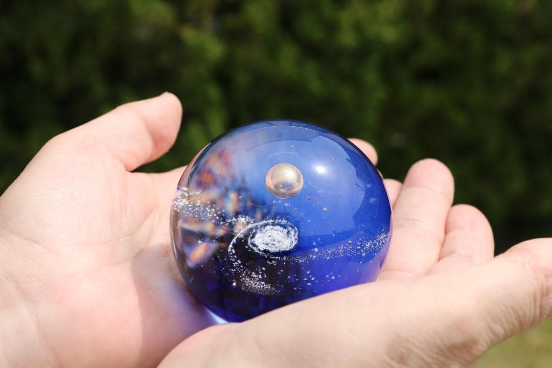 宇宙の銀河をモチーフにしたオブジェ 惑星 ガラスのアーティスト ワタナベカズオ 宇宙の銀河をモチーフにしたオブジェ 惑星 ガラスのアーティスト