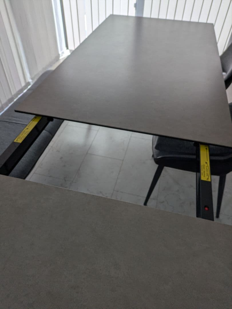 カリガリス オムニア 伸張 セラミック ダイニングテーブル