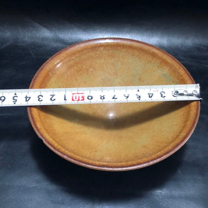 美しい古美術品 蔵から見事にくねくねした雰囲気の良い茶碗が出てき