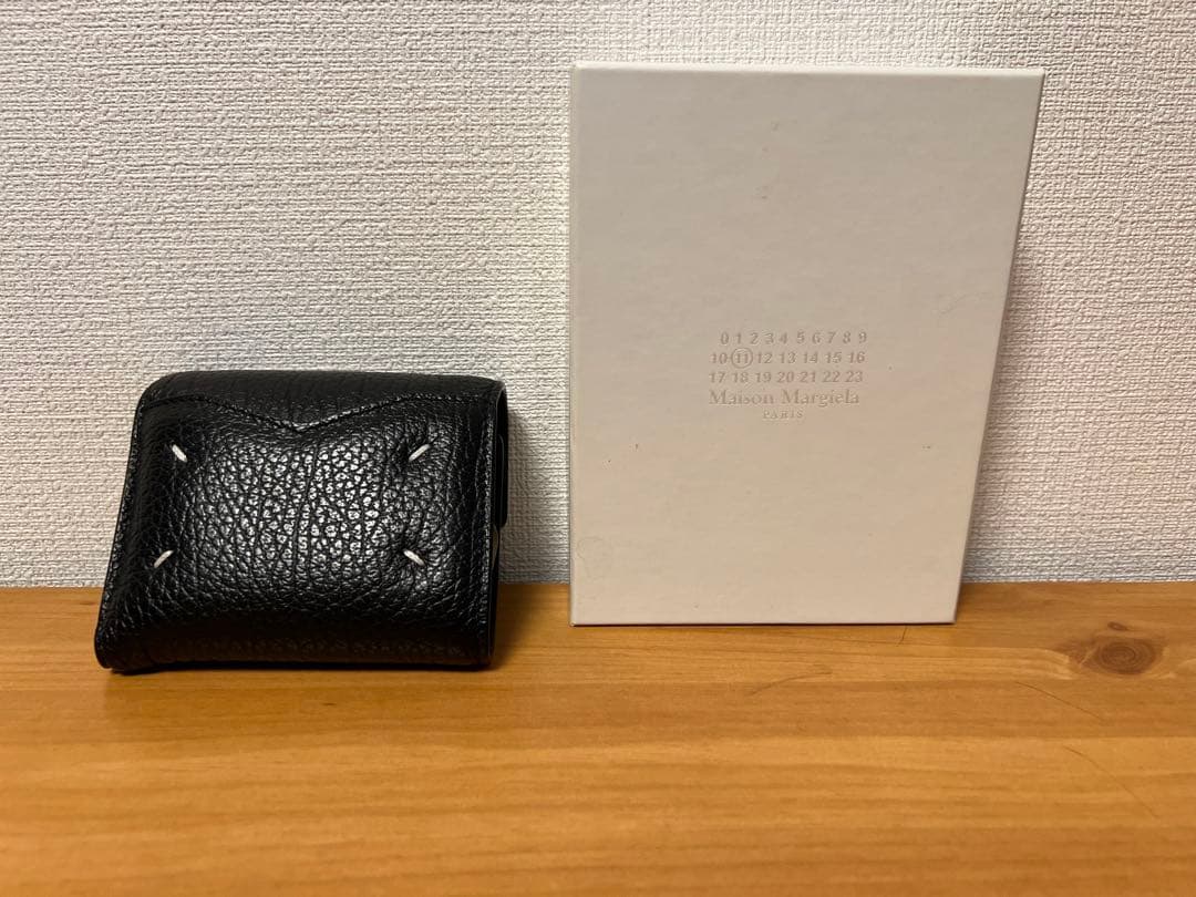 マルジェラ 三つ折り財布 エンベロープ プリント カーフスキン 黒