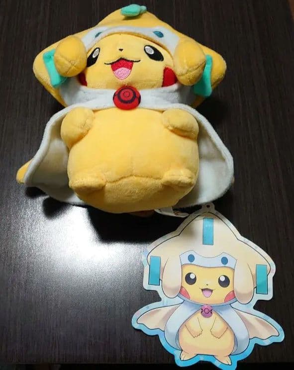 ポケモンぬいぐるみ ジラーチのポンチョを着たピカチュウ