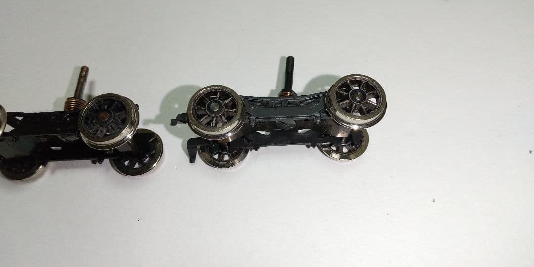 二軸先台車✕２、 従台車 １、テンダー台車✕２、他パーツ。HOゲージ。