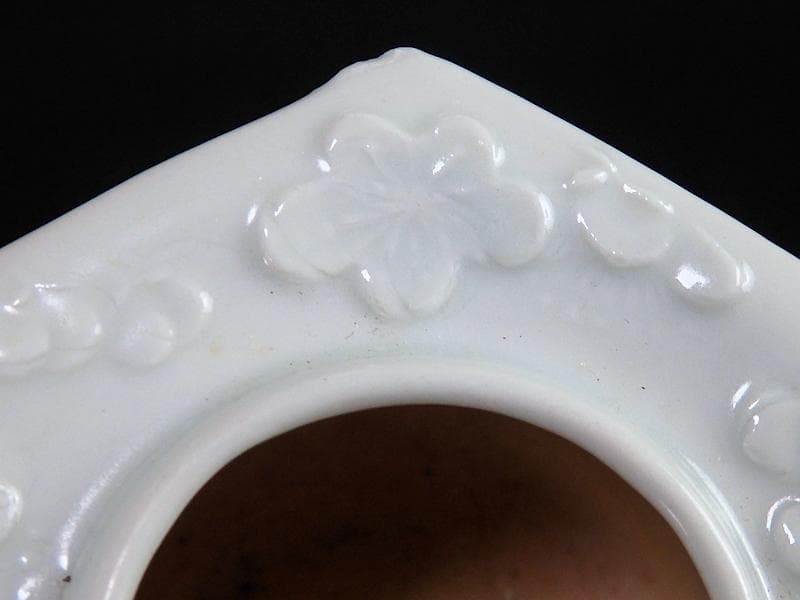 古伊万里 白磁 壺型 陽刻 梅花の図 六角 盃台 D193AS-CGn - メルカリ